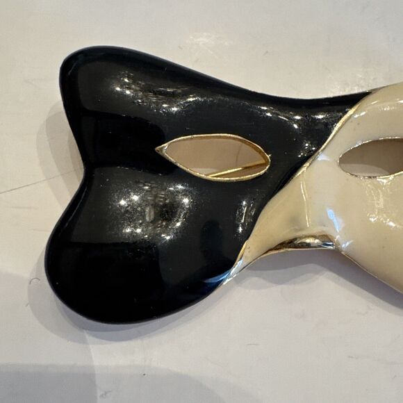 Vintage 80s Brooch Novelty Phantom of Opera Enameled Cream Black Half Face - Picture 3 of 7